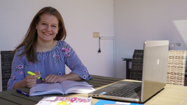 Anna Lechner (18) genießt das schöne Wetter beim Lernen daheim. (Bild: Scharinger Daniel)
