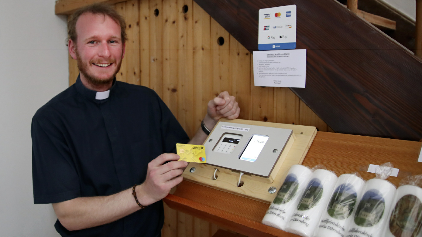 Pfarrer Roman Eder mit dem digitalen Spendenautomaten. (Bild: Andreas Tröster)