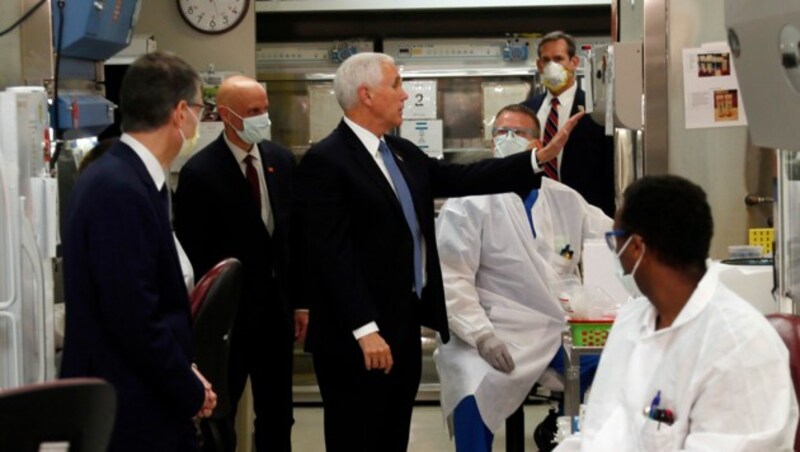 Mike Pence ohne Maske im Labor der Mayo Clinic (Bild: AP)