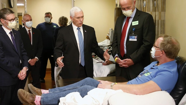 US-Vizepräsident Mike Pence besuchte auch einen Patienten, der eine Coronavirus-Infektion überstanden hat. (Bild: AP)