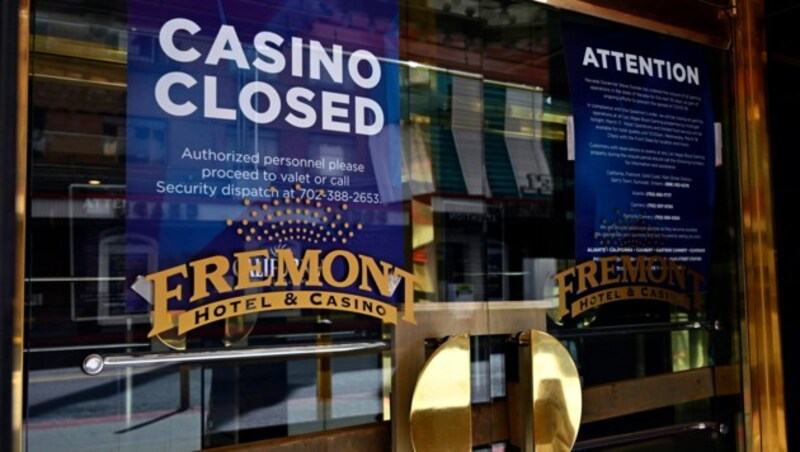 Das derzeit geschlossene „Fremont Hotel & Casino“ in Las Vegas, Nevada: Ein Jahrzehnt der wirtschaftlichen Expansion endete in den USA durch den Ausbruch der Corona-Krise. Im ersten Quartal schrumpfe die größte Volkswirtschaft der Welt um 4,8 Prozent. (Bild: AFP)