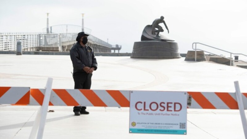 Ein gesperrter Strand in Hermosa Beach, Kalifornien: Die US-Wirtschaft leidet immer stärker unter den Auswirkungen der Corona-Krise. (Bild: AFP)