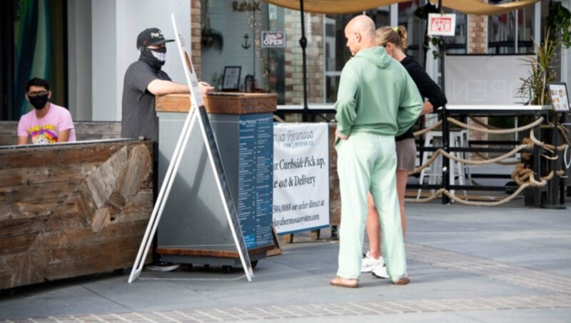 Auch in den USA haben viele Gastronomiebetriebe ihre Gaststätten derzeit zugesperrt. Lediglich die Abholung und Zustellung sind möglich. (Bild: AFP)