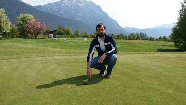 Martin Thurner, Manager vom Golfplatz Mieminger Plateau, freut sich schon auf das Einlochen. (Bild: Daum Hubert)