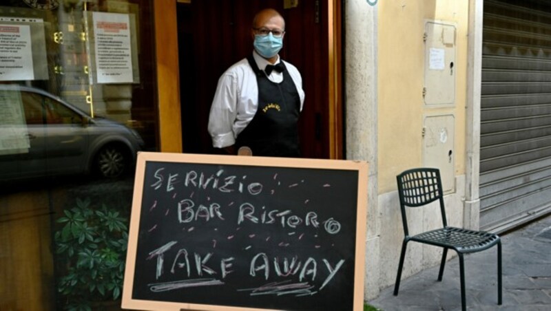 Ein Restaurant in der italienischen Hauptstadt Rom: Der Kellner trägt eine Maske, so wie das auch in Österreich der Fall sein wird, wenn am 15. Mai die Gastronomie wieder öffnen darf. (Bild: AFP )