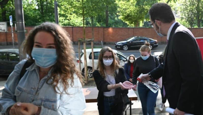 Die Oberstufen seien laut SPÖ in einer „Nacht-und-Nebel-Aktion“ auf Fernunterricht umgestellt worden. (Bild: APA/dpa/Arne Dedert)