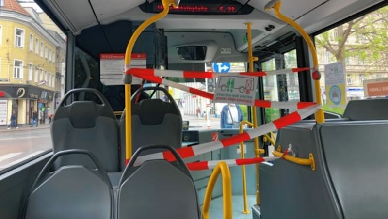 Der Vorderbereich des Busses in Wien ist abgesperrt. (Bild: privat)