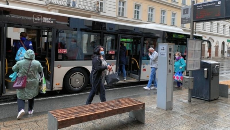 Die wenigen Fahrgäste tragen in Tirol allesamt Masken. (Bild: Anna Haselwanter)