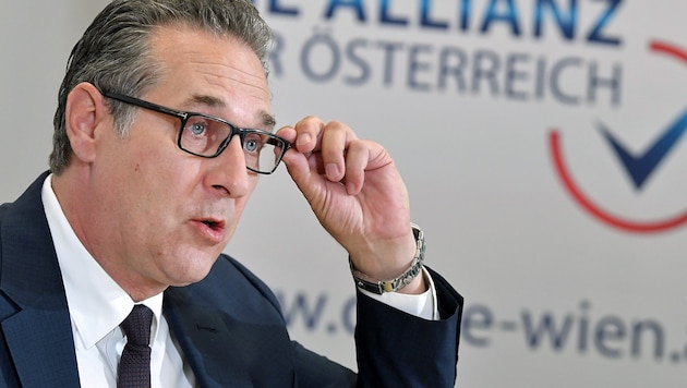 Nicht wirklich überraschend: Ex-Vizekanzler Strache geht als Spitzenkandidat der DAÖ in die Wien-Wahl. Der 50-Jährige hofft auf ein „zweistelliges Ergebnis“. (Bild: APA/ROLAND SCHLAGER)