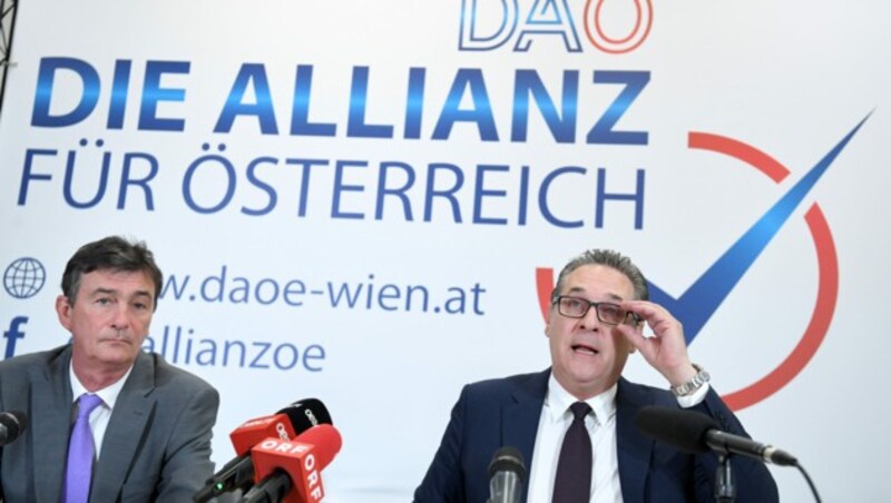 DAÖ-Parteiobmann Karl Baron (l.) und Heinz-Christian Strache, der am Donnerstag seine Bürgermeisterkandidatur bei der Wien-Wahl im Herbst ankündigte (Bild: APA/ROLAND SCHLAGER)