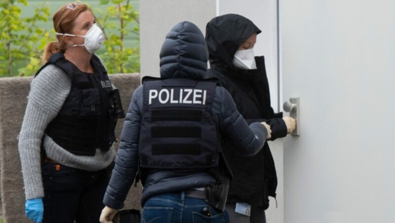 Deutschland hat die schiitische Extremistenorganisation Hisbollah verboten und zeitgleich bundesweit Razzien durchgeführt. Das Bild zeigt Polizistinnen vor der Durchsuchung eines Hauses in Dortmund, in dem die „Gemeinschaft Libanesischer Emigranten“ ihren Sitz hat. (Bild: APA/dpa/Bernd Thissen)