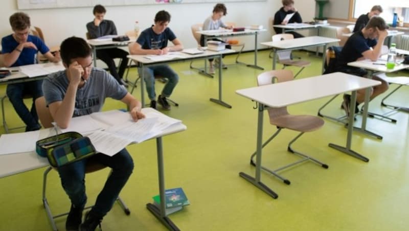 Abstand halten in der Klasse heißt es auch für Schüler. (Bild: APA/Sebastian Kahnert)