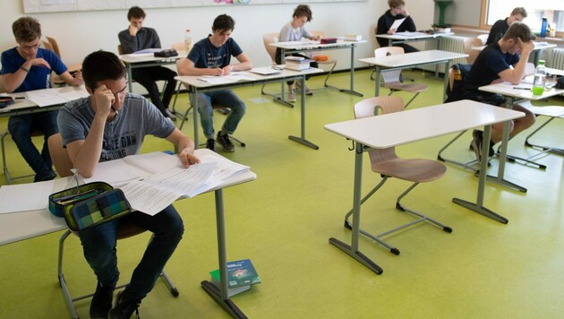 Abstand halten in der Klasse heißt es auch für Schüler. (Bild: APA/Sebastian Kahnert)