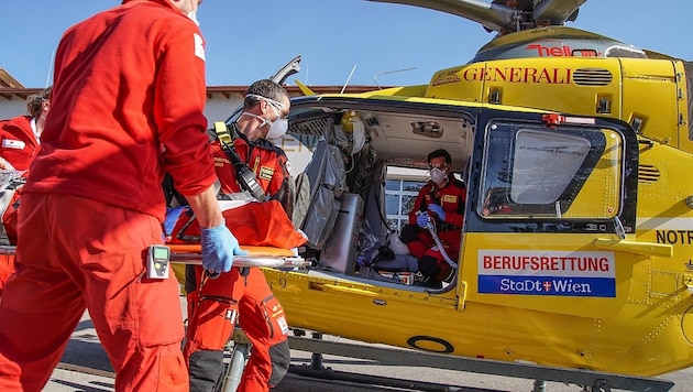 Alle packen mit an: Mit Christophorus 9 wurde der Patient ins Krankenhaus geflogen (Bild: RK NÖ / Aigner)