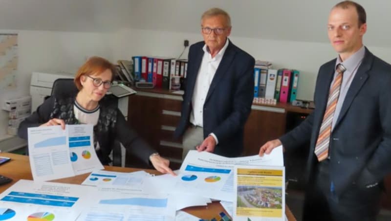 Vizebürgermeisterin Maria Achathaler, Bürgermeister Karl Mayr und Bürgermeister Gerhard Gebeshuber (v.l.) fordern mit ihrer Petition, dass Radarkästen vom Land genehmigt werden. (Bild: FOTOKERSCHI.AT / KERSCHBAUMMAYR)