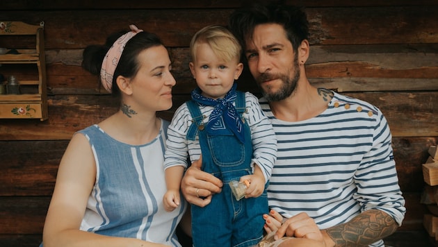 Bald zu viert: Lena Hoschek mit Ehemann Mario Hoschek-Frajuk und Sohn Johann, im Juli drei Jahre alt. (Bild: Lena Hoschek privat)