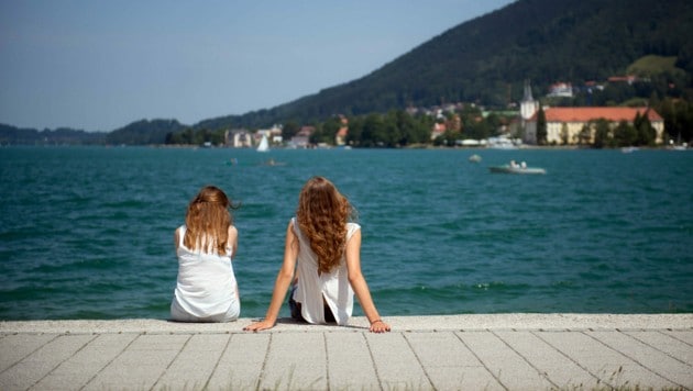 Zwei Frauen sitzen bei Sonnenschein in Rottach-Egern in Bayern am Tegernsee. (Bild: APA/dpa/Daniel Naupold)