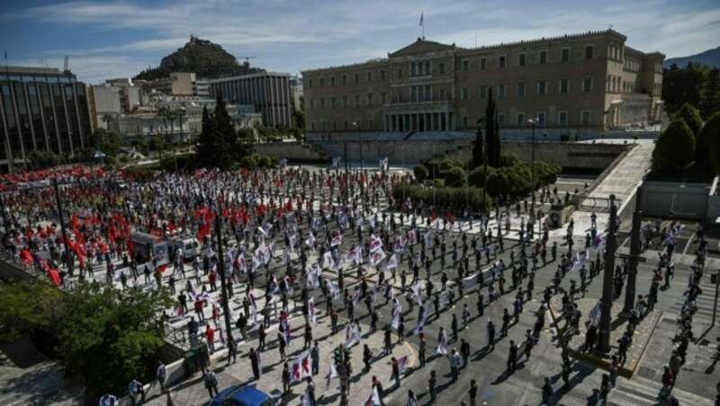 Die Demonstranten vor dem griechischen Parlament verhielten sich vorbildlich. (Bild: ARIS MESSINIS / AFP / picturedesk.com)