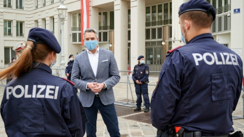 „Sie leisten in dieser Corona-Krise Großartiges.“ Innenminister Karl Nehammer lobte die Arbeit der Polizei bei einem Besuch der Rossauer Kaserne am 1. Mai. (Bild: BMI/Karl Schober)