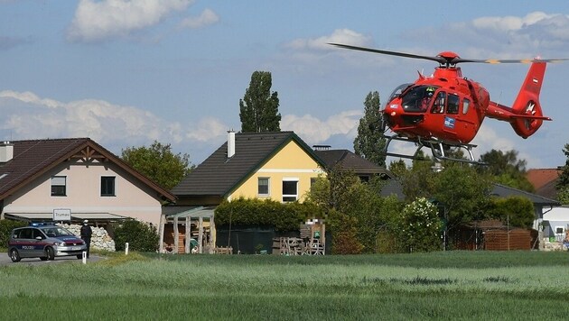 Der Rettungshelikopter Martin 5 landete in einer Wiese vor der Wohnhaussiedlung. (Bild: P. Huber)