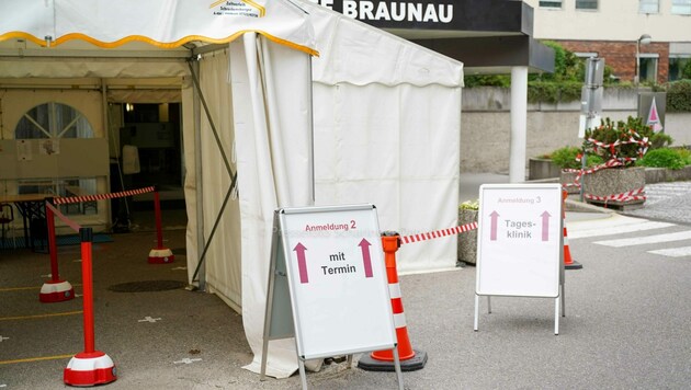 Schleusen für Patienten - wie im Krankenhaus St. Josef in Braunau - bleiben Alltag in Spitälern. (Bild: Daniel Scharinger)