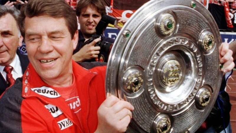 Der Trainer vom 1. FC Kaiserslautern, Otto Rehhagel, jubelt mit der Meisterschal. (Bild: Kay Nietfeld)