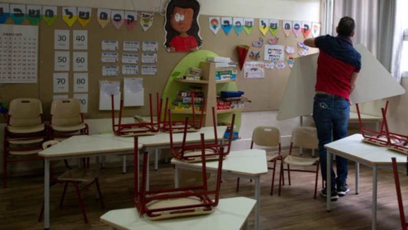 Israels Schulen bereiten sich auf die Wiederöffnung vor. (Bild: AP)