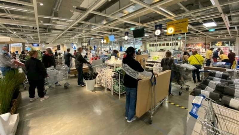 Warteschlange bei IKEA in Klagenfurt nach der Corona-Pause (Bild: Clara Milena Steiner)