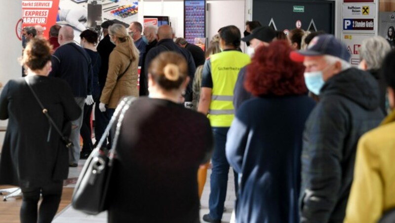 Kunden am Samstag vor Geschäftsöffnung vor einem Elektronikmarkt (Bild: APA/ROLAND SCHLAGER)