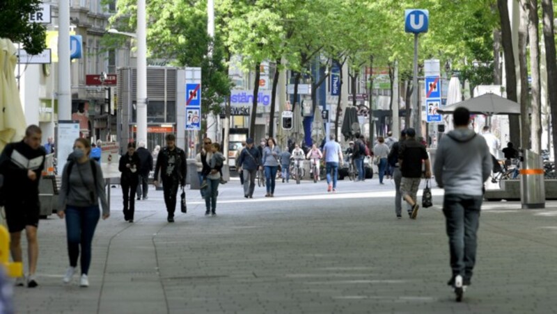 Ein Blick am Samstag in die Mariahilferstraße in Wien (Bild: APA/ROLAND SCHLAGER)