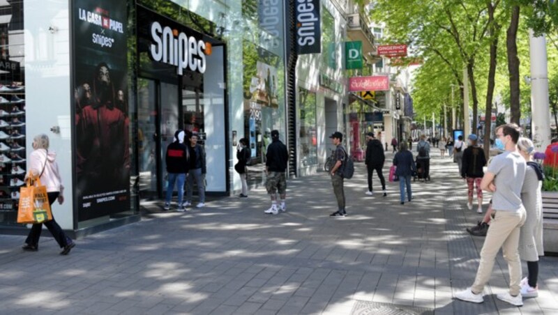 Kunden warten vor einem Geschäft in der Mariahilferstraße in Wien. (Bild: APA/ROLAND SCHLAGER)