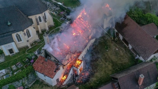 Der Pfarrhof brannte bis auf die Grundmauern ab. (Bild: Einsatzdoku.at)