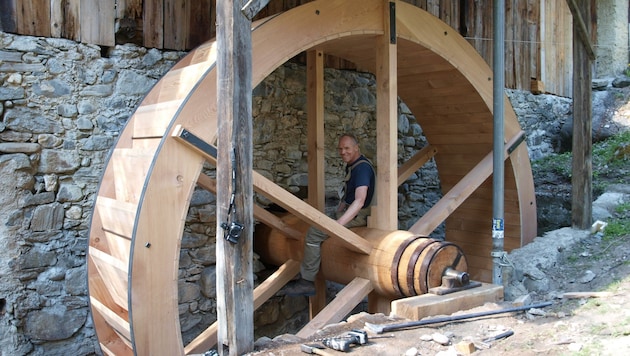 Das vielleicht größte Wasserrad Österreichs steht nun in Ried i.O., hier mit "Erschaffer" Hans Senfter. (Bild: Daum Hubert)