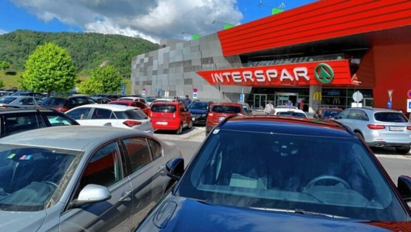 Auf den Parkplätzen vor Atrio (o.) und Südpark drängten sich die Autos. (Bild: Fister)