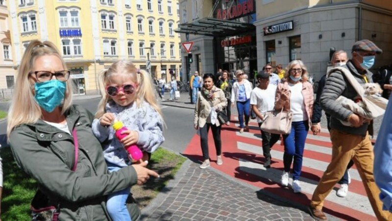 Die kleine Laura (4) blickt skeptisch in die Menschenmenge in Klagenfurt. (Bild: Rojsek-Wiedergut Uta)