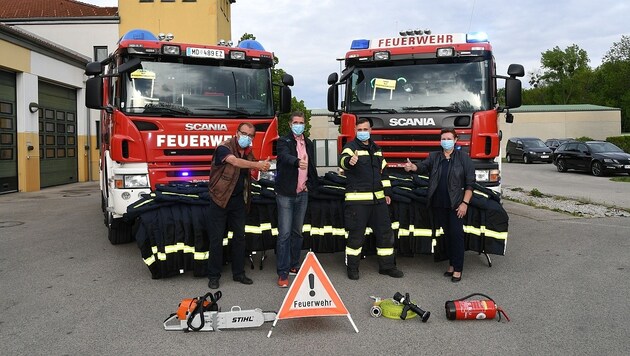Bürgermeisterin Beatrix Dalos (rechts), Vizebürgermeister Josef Spazierer (zweiter von links) sowie Gemeinderat Peter Schiller übergaben die neue Schutzausrüstung an Feuerwehrkommandant Bernhard Tröszter (Bild: P. Huber)