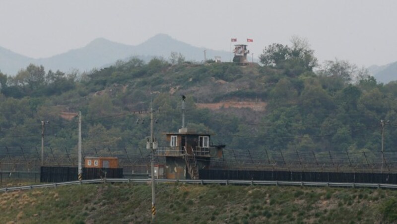 Im Hintergrund ein nordkoreanischer Wachposten, im Vordergrund ein Pendant aus Südkorea (Bild: AP)