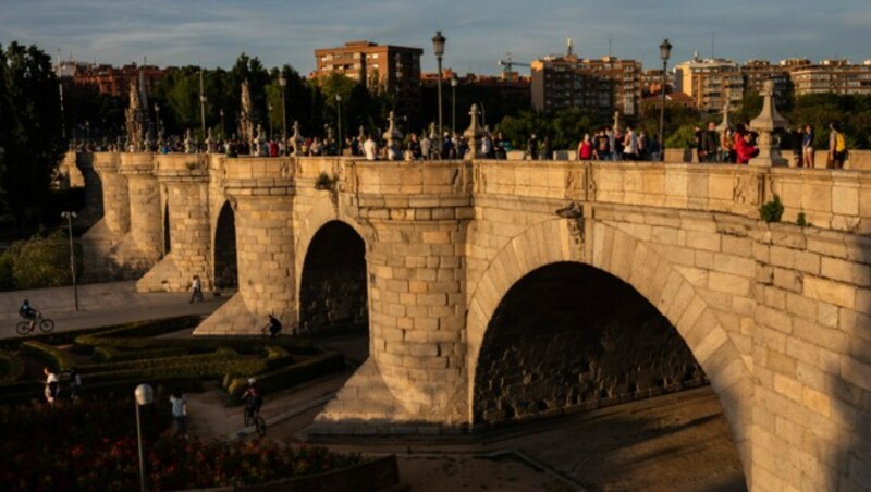 Viele Sonnenhungrige zog es auch in Madrid ins Freie. (Bild: AP)