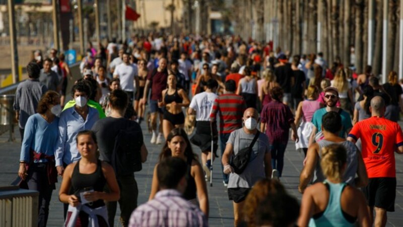 Auf dieser Strandpromenade in Barcelona war am Samstag einiges los. (Bild: AP)