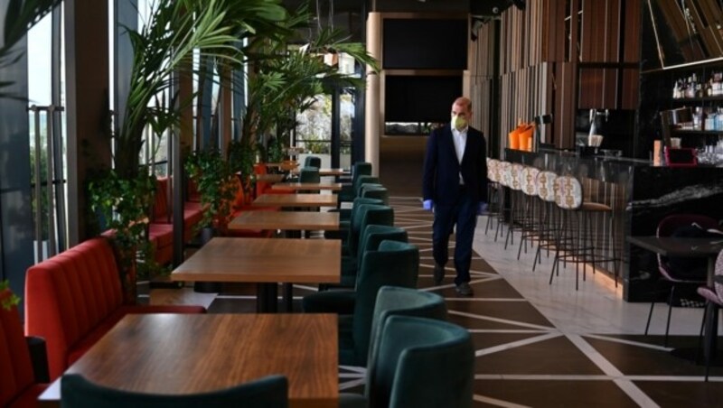 Javier Perez Jimenez, der Chef der VP Hotels, überprüft im Restaurant die Abstände zwischen den Tischen. (Bild: AFP)