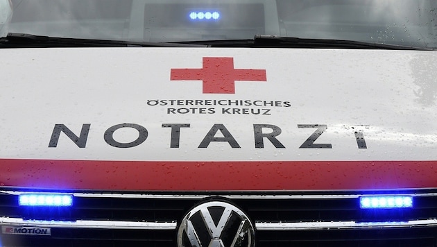 Das Rote Kreuz brachte die zwei Verletzten ins Krankenhaus Schwarzach. (Bild: P. Huber)