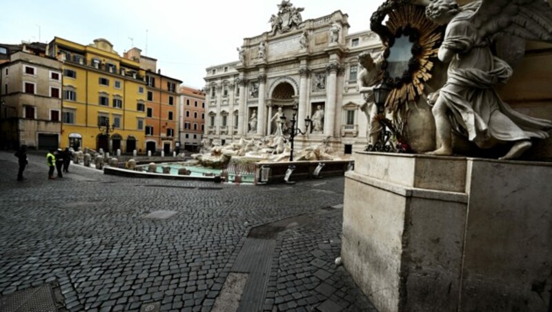 Menschenleerer Trevi-Brunnen in Rom (Bild: AFP)