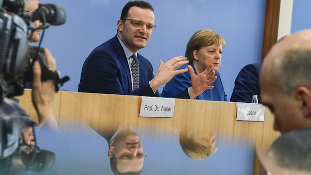 Der deutsche Gesundheitsminister Jens Spahn (li.) und Kanzlerin Angela Merkel (Bild: AFP)