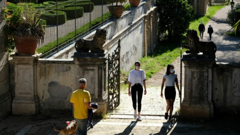 Alle wollen wieder ins Freie, wie hier in Rom. (Bild: AFP)