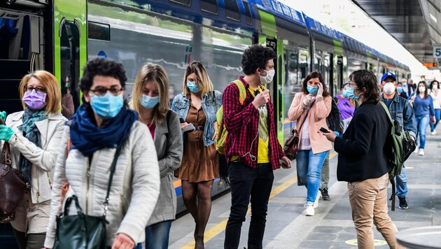 Italien ist in „Phase 2“ der Corona-Maßnahmen: Am Bahnhof in Mailand ist wieder einiges los. (Bild: AFP)