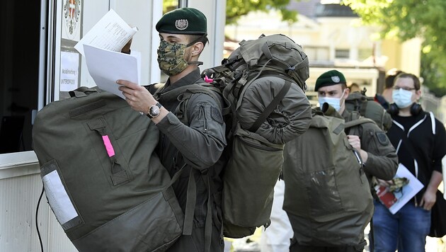 Milizsoldaten beim Einrücken in der Maria-Theresien-Kaserne in Wien (Bild: APA/Robert Jäger)