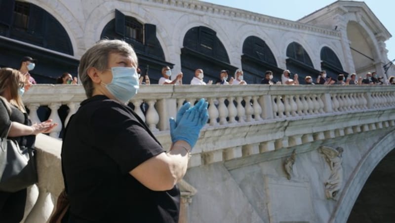 Etwa hundert Personen, viele davon Gewerbetreibende, haben am Montag auf der Rialto-Brücke in Venedig gegen unzulängliche Hilfsmaßnahmen und unter anderem auch gegen restriktive Maßnahmen für den Tourismus demonstriert. (Bild: AFP)