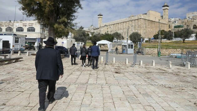 Jüdische Gläubige auf dem Weg zu den Patriarchengräbern in Hebron (Bild: APA/AFP/HAZEM BADER)