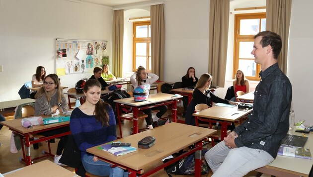 Endlich wieder zurück in der Klasse! Stefan Müller unterrichtet die 16 Schülerinnen der 8a in Mathematik. (Bild: Christian Jauschowetz)