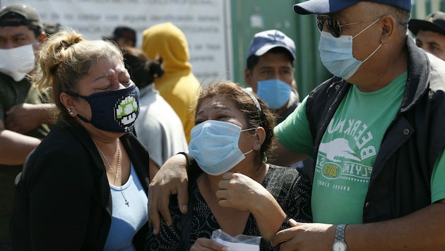 Verwandte weinen außerhalb eines Krankenhauses in der mexikanischen Hauptstadt Mexiko-City, nachdem sie erfahren haben, dass ein Familienmitglied verstorben ist. (Bild: AP)